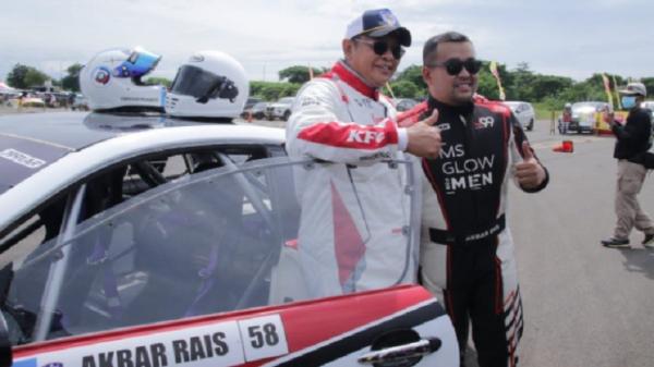 Bamsoet Balapan Ist Bamsoet Ketua MPR sekaligus Ketua Umum Ikatan Motor Indonesia (IMI) Bambang Soesatyo usai menjadi navigator Akbar Rais, dalam Kejurnas Drifting 2021 di Meikarta, Bekasi, Sabtu (27/11/21). (Foto: Istimewa).
