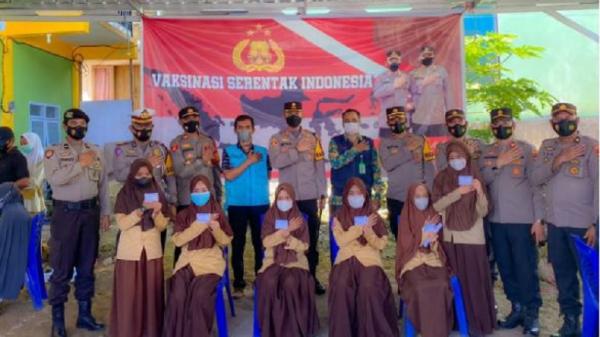 Kapolres AKBP Andi Sinjaya bersama PJU Polres Enrekang saat meninjau vaksinasi presisi. (Foto: iNews/Jufri Tonapa)