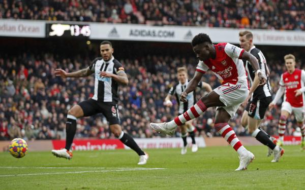 Winger Arsenal, Bukayo Saka Winger Arsenal, Bukayo Saka melepaskan tembakan ke gawang Newcastle United di laga Liga Inggris 2021/2022 di Stadion Emirates, London, Sabtu (27/11/2021). (Foto: REUTERS/Paul Childs)