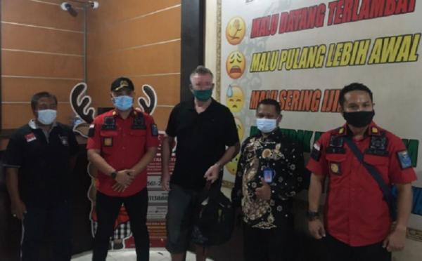 Wna Denmark 2 Lars Christensen sementara ditahan di Rudenim Imigrasi Singaraja menunggu deportasi. (Foto: Kemenkumham Bali)