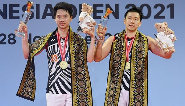 28 Ant Marcus Kevin 1 Marcus Fernaldi Gideon/Kevin Sanjaya Sukamuljo mengukir sejarah manis di turnamen Indonesia Open. Duet berjuluk Minions itu menorehkan hattrick juara Indonesia. (Foto: Humas PBSI).