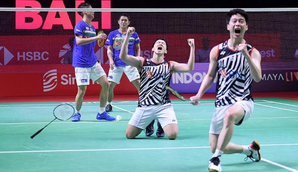 Marcus Fernaldi Gideon/Kevin Sanjaya Sukamuljo mengukir sejarah manis di turnamen Indonesia Open. Duet berjuluk Minions itu menorehkan hattrick juara Indonesia. (Foto: Humas PBSI).