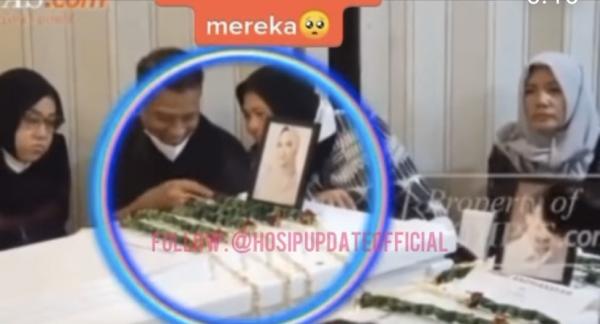IMG 9377 Foto Ayah Vanessa yang tersenyum disamping jenazah putrinya. (foto: Instagram)