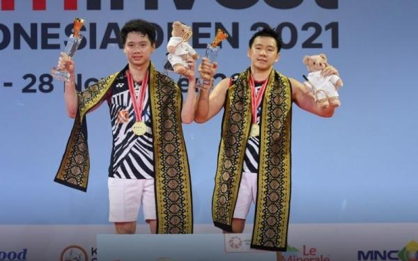 Ganda putra Indonesia, Kevin Sanjaya/Marcus Gideon mengalahkan wakil Jepang, Takuro Hoki/Yugo Kobayashi di final Indonesia Open 2021, Minggu (28/11/2021). (Foto: Twitter/@INABadminton)