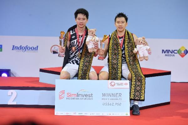Marcus/Kevin juara Marcus Fernaldi Gideon/Kevin Sanjaya Sukamuljo mengukir sejarah manis di turnamen Indonesia Open. Duet berjuluk Minions itu menorehkan hattrick juara Indonesia. (Foto: Humas PBSI).
