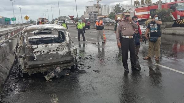 Mobil Terbakar 2 Tmc Petugas mengamankan lokasi mobil terbakar di KM 01.400 arah Tanjung Priok Jakarta Utara, Senin (29/11/2021). (Foto: TMC Polda Metro Jaya).