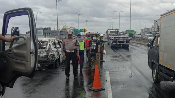 Mobil Terbakar 3 Tmc Petugas mengamankan lokasi mobil terbakar di KM 01.400 arah Tanjung Priok Jakarta Utara, Senin (29/11/2021). (Foto: TMC Polda Metro Jaya).