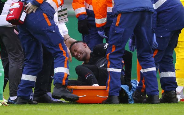 Pemain PSG, Neymar meringis kesakitan saat dirinya ditekel keras pemain tuan rumah Saint-Etienne, Ryad Boudebouz di laga Liga Prancis 2021/2022, Minggu (28/11/2021). (Foto: REUTERS)