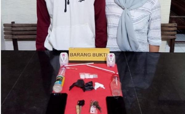 Pasutri Narkoba2 Barang bukti sabu dan ekstasi yang disembunyikan di celana dalam. (Polresta Pontianak)