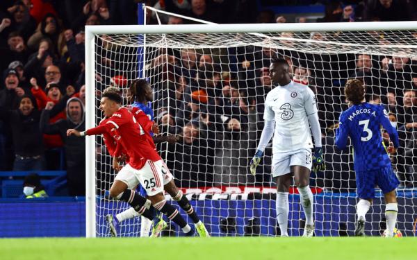 Winger Man United, Jadon Sancho (25) merayakan gol debutnya di Liga Inggris saat melawan Chelsea di Stadion Old Trafford, Minggu (29/11/2021). (Foto: REUTERS)