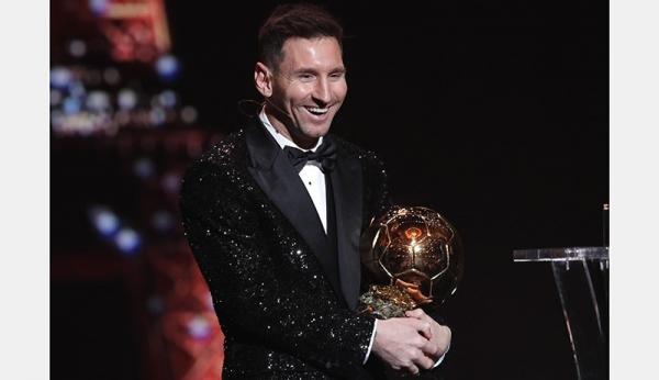 Bintang Paris Saint-Germain (PSG), Lionel Messi raih Ballin dOr ke-7, Selasa (30/11/2021) dini hari WIB. Dia memberikan penghormatan khusus untuk Lewandowski. (Foto: Marca)