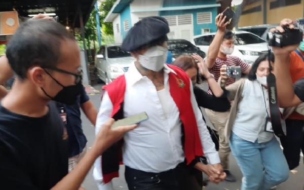 jerinx ditahan Jerinx pakai rompi merah ditahan di Rutan Polda Metro Jaya. (Foto: MPI/Indra Purnomo)