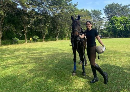 Nia Ramadhani berkuda Artis Indonesia yang hobi berkuda, Nia Ramadhani.