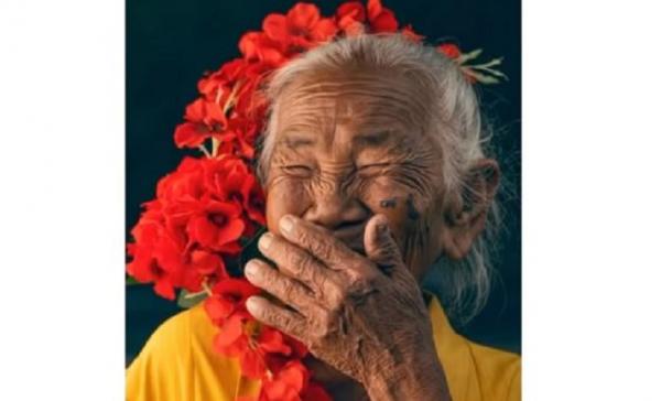 viral mbah mi Mbah Mi yang viral jadi model pemotretan. (Foto: TikTok @okyarisandireal)