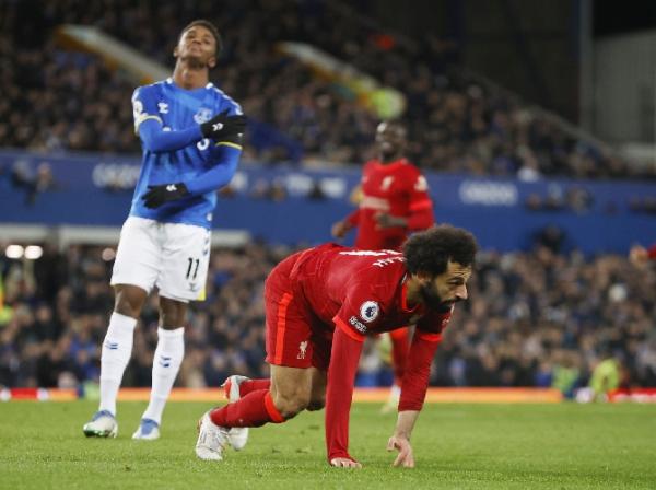Everton vs Liverpool Liverpool menang besar 4-1 atas rival sekota Everton dalam lanjutan pekan ke-14 Liga Inggris 2021-2022. Mohamed Salah lagi-lagi jadi aktor kemenangan Liverpool. (foto: REUTERS/Phil Noble).