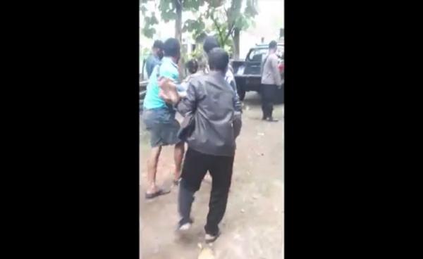 mahasiswi bunuh diri Korban tewas dievakuasi warga dari makam ayahnya, Kamis (2/12/2021). (Foto: iNews.id/Sholahudin).