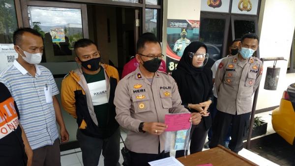 Kapolsek Gedebage Kompol Heri Suryadi menunjukkan barang bukti kasus pencurian kotak amal yang diduga dilakukan tersangka SA dan MBA. (Foto: Humas Polsek Gedebage)