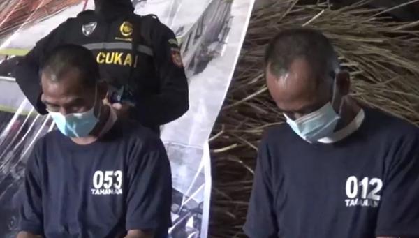 Penyelundup rotan malaysia 2 orang diamankan dari KM Musfita yang menyelundupkan rotan ke Malaysia. (Foto: iNews/Barlian Pasore)