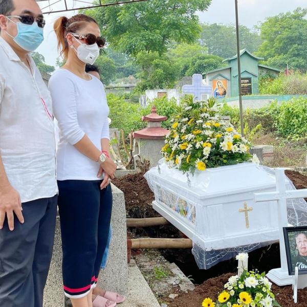 IMG 20211203 133725 Inul Daratista dan suomi di pemakaman ibunda. (foto: Instagram)