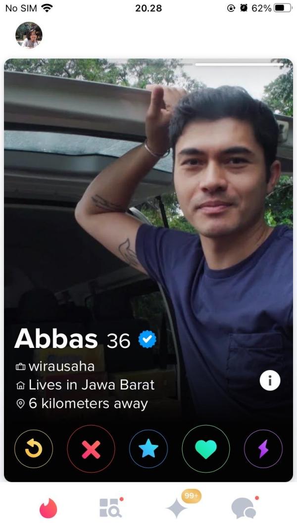 Foto aktor ganteng Malaysia Henry Golding mejeng di aplikasi dating online.&nbsp;(foto: Instagram)