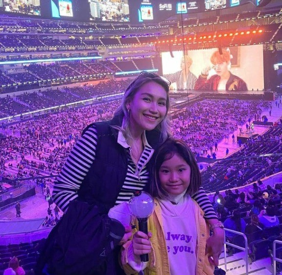 Potret mesra Ayu Ting Ting bersama anaknya, Bilqis, nonton BTS. (foto: Instagram)