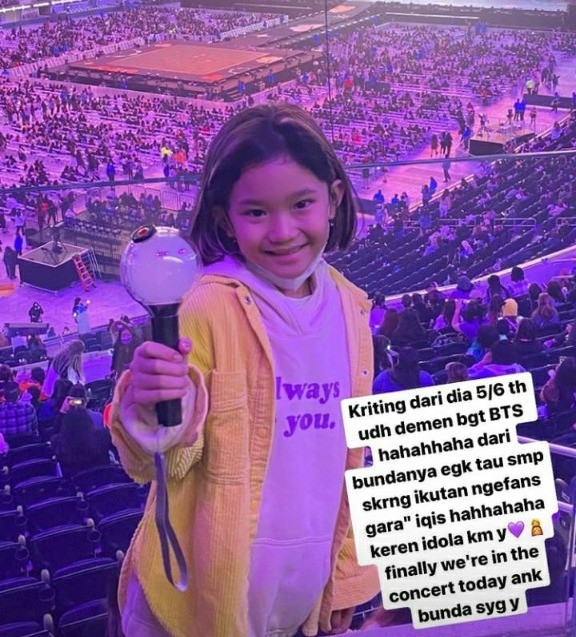 Potret mesra Ayu Ting Ting bersama anaknya, Bilqis, nonton BTS. (foto: Instagram)
