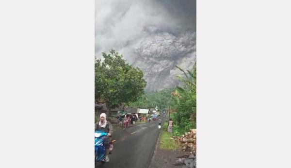 04 Gunung Semeru 3 Warga berlarian menjauh ketika Gunung Semeru Meletus, Sabtu (4/12/2021) sore. (Foto: Instagram)