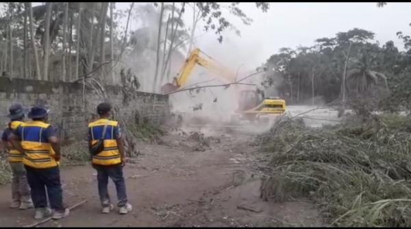 Alat berat Kementerian PUPR 2 Kementerian PUPR mengerahkan tim yang berada di Jawa Timur untuk membantu penanganan erupsi Gunung Semeru di Kabupaten Lumajang, Jawa Timur. (foto: Biro Komunikasi Publik Kementerian PUPR)