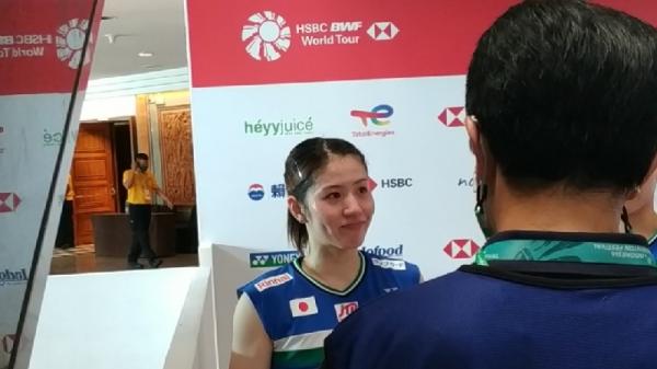 Chiharu Shida nangis Chiharu Shida sangat terpukul usai kalah di final BWF World Tour Finals 2021 duo Korea Selatan Kim So-yeong/Kong Hee-yong. Shida bahkan sampai nangis usai laga. (foto: MPI/Bagas Abdiel).
