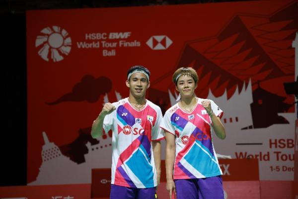 Dechapol Puavaranukroh/Sapsiree Taerattanachai menjadi juara BWF World Tour Finals 2021. Dechapol/Sapsiree sapu bersih tiga gelar juara di Bali. (foto: Humas PBSI).