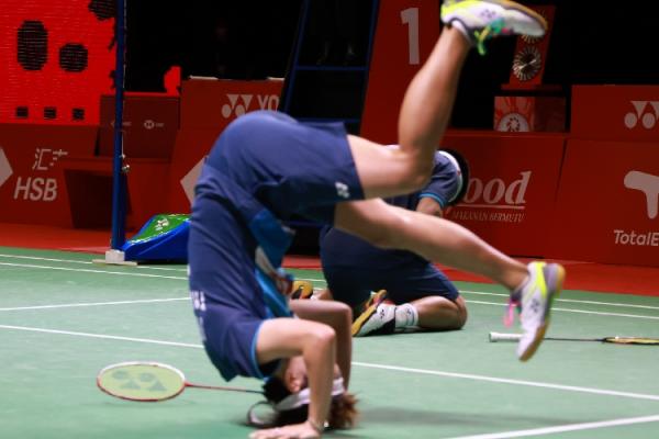 Sapsiree jungkir balik Sapsiree Taerattanachai jungkir balik di lapangan usai jadi juara BWF World Tour Finals 2021 (foto: Humas PBSI).
