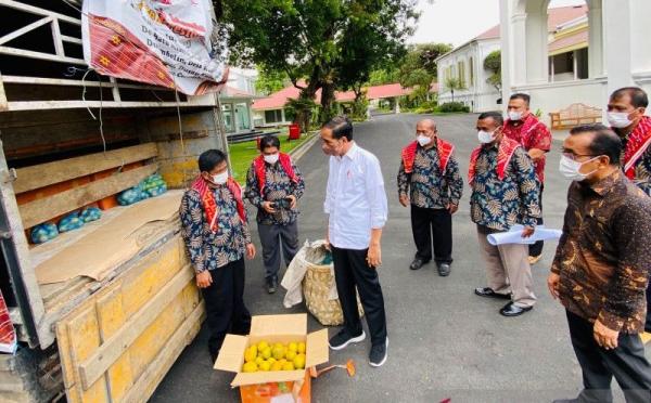 jokowi terima 3 ton jeruk Jokowi menerima perwakilan warga Desa Liang Melas Datas, Kabupaten Karo, Sumatra Utara di Istana Merdeka, Senin (6/12/2021) yang membawakannya tiga ton jeruk. (Foto: Biro Pers Sekretariat Presiden)