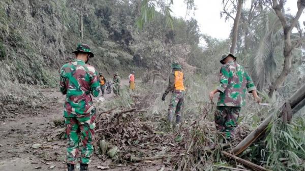 Tni Au Semeru Dispenau Prajurit TNI AU membantu penanganan lokasi terdampak erupsi Gunung Semeru, Jawa Timur, Senin (6/12/2021).