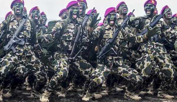 07 Marinir 4 Yel-yel dan lagu kebesaran Korps Marinir mampu membakar semangat prajurit baret ungu. (Foto: Istimewa).