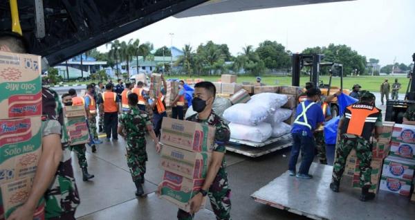 12 ton bantuan dikirim ke Semeru oleh TNI AU 12 ton bantuan dikirim ke Semeru oleh TNI AU dengan pesawat Hercules (Foto : Puspen TNI AU)