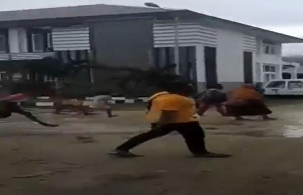 Tangkapan layar massa membawa batu dan kayu merusak RSUD Kaimana, Papua Barat, Selasa (7/12/2021). (Foto: iNews TV/Rahman)