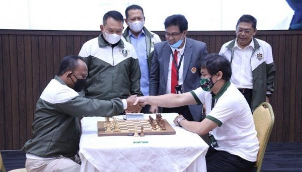 Dudung 2 KSAD Jenderal TNI Dudung Abdurachman membuka Kejuaraan Catur Tingkat Internasional Kasad Cup Tahun 2021. (Foto Dispenad).