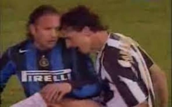 Ibrahimovic menanduk Mihajlovic Ibrahimovic (kanan) menanduk Mihajlovic saat keduanya bertemu di laga Liga Italia 2004/2005. (Foto:Calciomercato)
