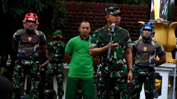 PANGDAM SILIWANGI AGUS SUBIYANTO Pangdam III/Siliwangi Mayjen TNI Agus Subiyanto memberikan pengarahan kepada prajurit dan PNS Kodam Siliwangi. (Foto: Pendam Siliwangi)