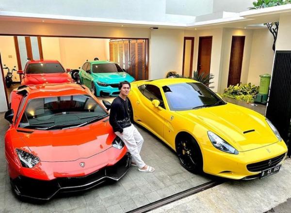 Rizky Billar di depan mobil mewahnya