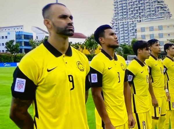 Striker naturalisasi Malaysia, Guilherme de Paula Striker naturalisasi Malaysia, Guilherme de Paula (nomor 9) sesaat sebelum tampil melawan Kamboja di laga Piala AFF 2020, Senin (6/12/2021). (Foto: Twitter/@bennkamal)