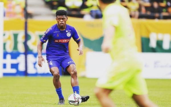 Bek Timnas Filipina dan Mito Hollyhock, Jefferson Tabinas. (Foto: Instagram/@___jdt___)