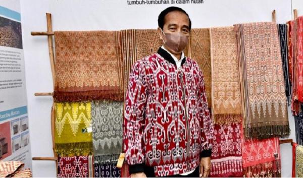 Presiden Joko Widodo menggunakan jaket bomber motif tenun ikat khas Sintang (Foto : Agus Suparto/ Fotografer Presiden)