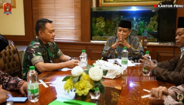 Dudung Abdurachman KSAD Jenderal Dudung Abdurachman saat silaturahmi dengan Ketua Umum PBNU KH Said Aqil Siradj di Gedung PBNU. (Foto akun Youtube TNI AD).