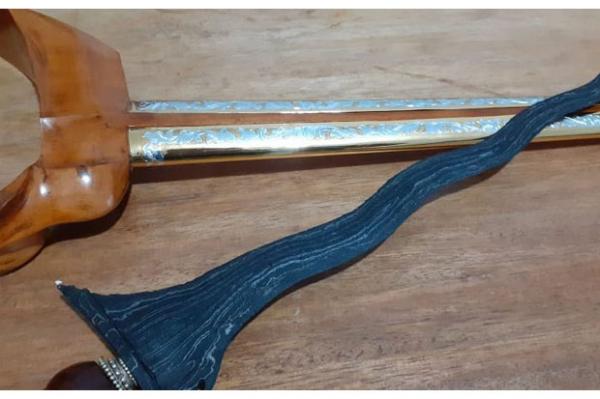 Keris junjung derajat Salah satu keris dhapur sempono luk 9, pamor junjung derajat ujung gunung dengan estimasi tangguh Blambangan. Keris dengan pamor junjung derajat ini banyak diburu para pejabat. (Foto : iNews.id/Ainun Najib)