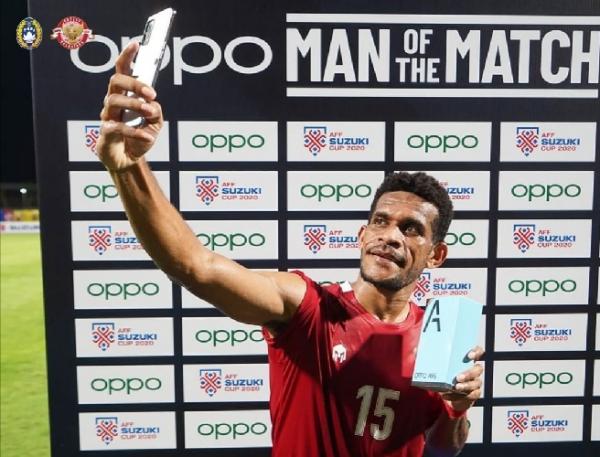 Ricky Kambuaya terpilih menjadi pemain terbaik di laga Indonesia vs Kamboja dalam penyisihan grup B Piala AFF 2020. (foto: PSSI).