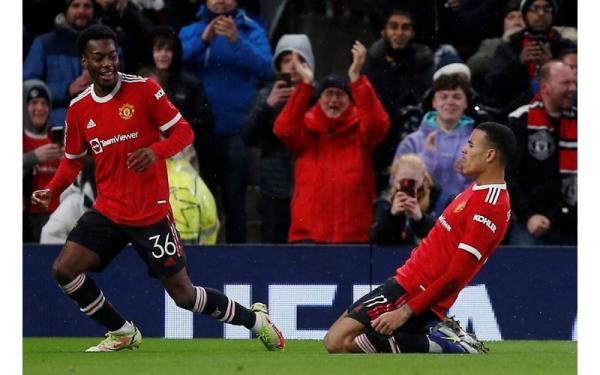 Striker Manchester United, Mason Greenwood Striker Manchester United, Mason Greenwood (kanan) merayakan gol ke gawang Young Boys bersama Anthony Elanga dalam laga Liga Champions 2021/2022 di Stadion Old Trafford, Kamis (9/12/2021). (Foto: REUTERS/Craig Brough)