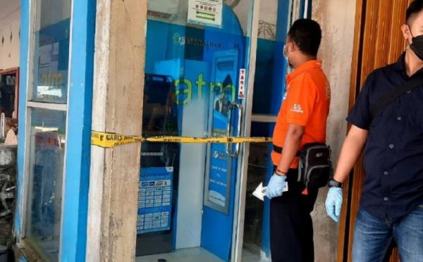 ATM Bank Kalbar Dibobol ATM Bank Kalbar di Nanga Mahap, Sekadau dipasang police line. (Foto: Polres Sekadau)