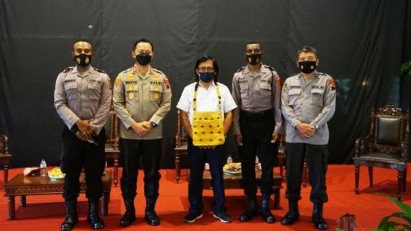 diktukba Polri asal Papua Suasana pertemuan siswa diktukba Polri asal Papua dengan keluarga Presiden Jokowi didampingi Kapolres Sukoharjo. (Foto: Humas Polri)