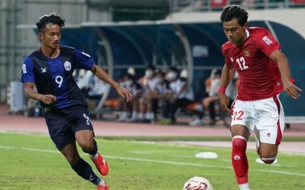 Sieng Chanthea Pratama Arhan Pemain Kamboja, Sieng Chanthea mengawal ketat pilar Timnas Indonesia, Pratama Arhan dalam laga Piala AFF 2020 di Stadion Bishan, Kamis (9/12/2021). (Foto: FOX Sports)
